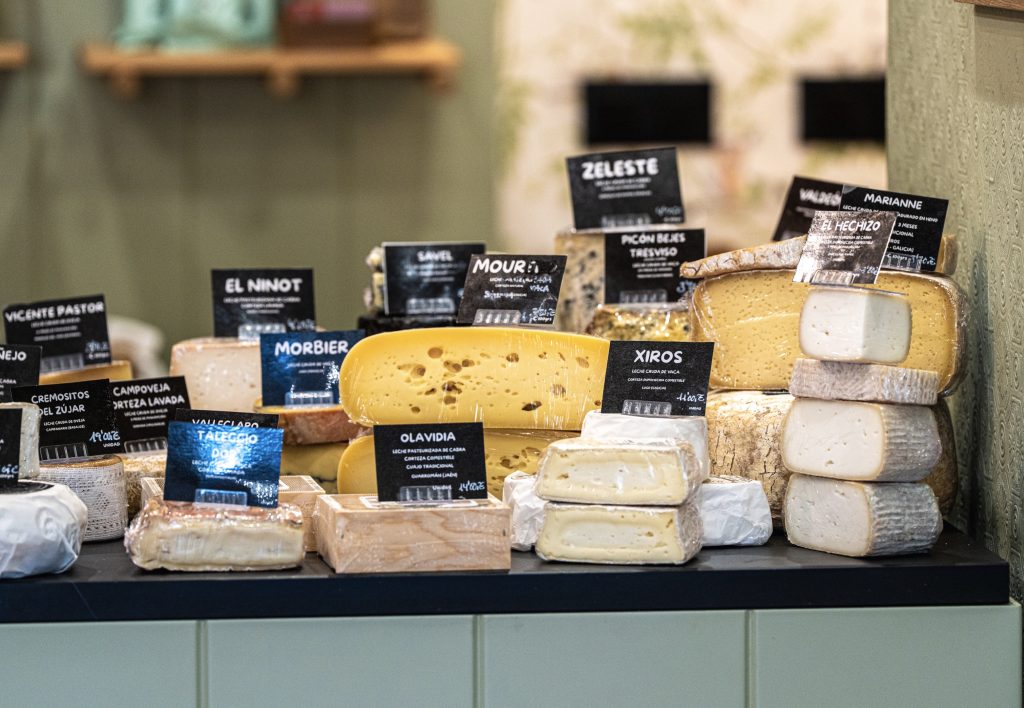 Selección de quesos artesanos y gourmet en la tienda Chiisy Badajoz, con diferentes tipos de cortezas comestibles